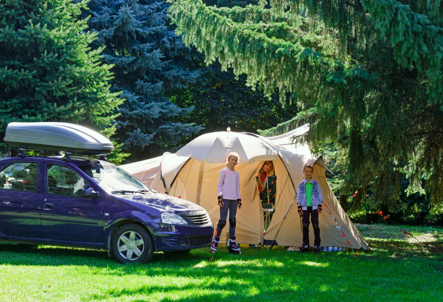 famille en camping sur la cote d'azur